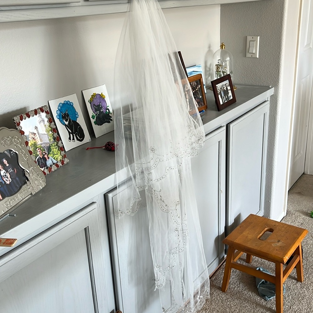 Ivory two-tiered veil. Fingertip length